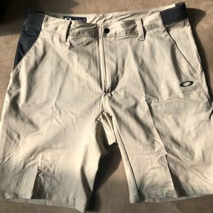 Oakley golf shorts Men’s large